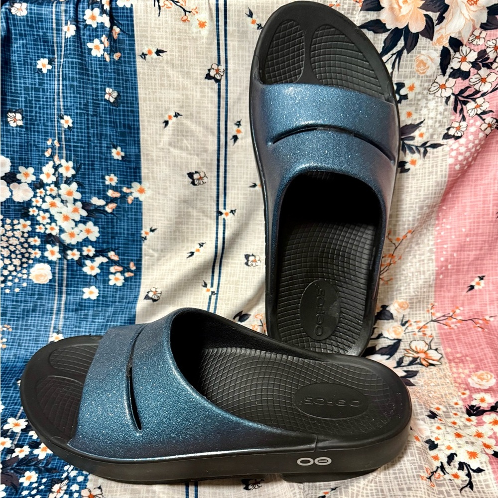 OOFOS Metallic Blue and Black Slides